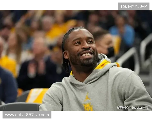 老将米利唐场边指导年轻球员，传承防守经验